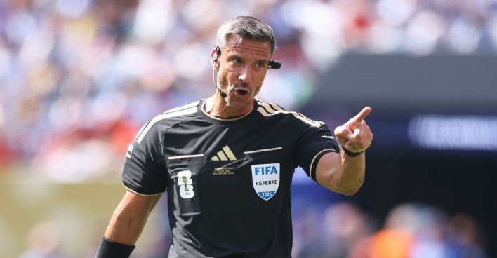 Slavko Vinčić beim WM-Finale 2026 zwischen Spanien und Argentinien als FIFA-Schiedsrichter im Einsatz kurz vor seinem Karriereende.