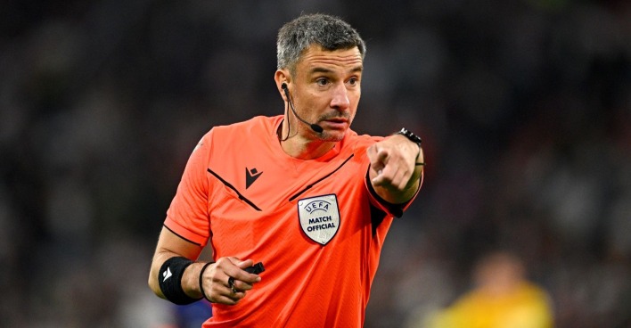 Slavko Vinčić zeigt während eines Fußballspiels auf den Platz. Der slowenische Schiedsrichter leitet das WM-Finale 2026 zwischen Argentinien und Spanien.