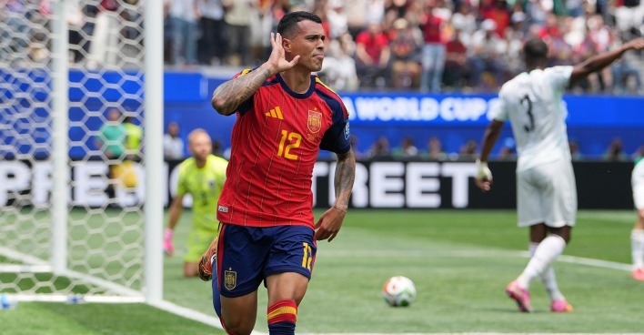 Pedro Porro jubelt nach seinem Treffer zum 2:0 während des WM-Spiels von Spanien gegen Österreich