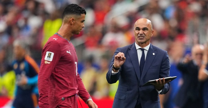 Roberto Martinez spricht mit Cristiano Ronaldo während des WM-Spiels Portugal gegen Spanien 2026