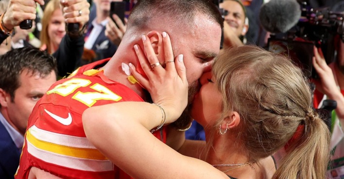 Taylor Swift küsst Travis Kelce nach einem NFL-Spiel. Das Paar steht im Mittelpunkt der Berichte über seine bevorstehende Hochzeit in New York.