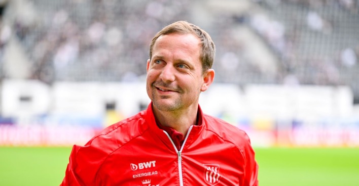 Thomas Sageder im roten Trainingsanzug auf dem Fußballplatz als neuer U15-Teamchef des ÖFB