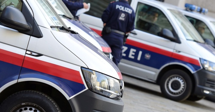Toter Mann am Reumannplatz in Wien entdeckt, Einsatzkräfte vor Ort nach Leichenfund in Favoriten