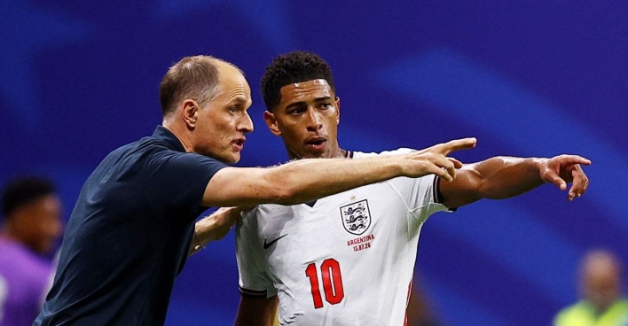 Tuchel spricht mit England-Spieler während WM-Halbfinale gegen Argentinien und verteidigt seine Taktik