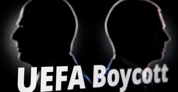 Die Illustration zeigt die Silhouetten von FIFA-Präsident Gianni Infantino und UEFA-Präsident Aleksander Čeferin neben dem Schriftzug „UEFA-Boykott“.
