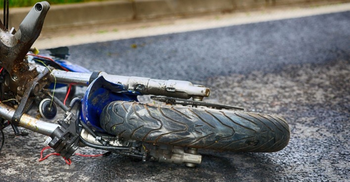 Ein beschädigtes Motorrad liegt nach einem schweren Verkehrsunfall am Straßenrand
