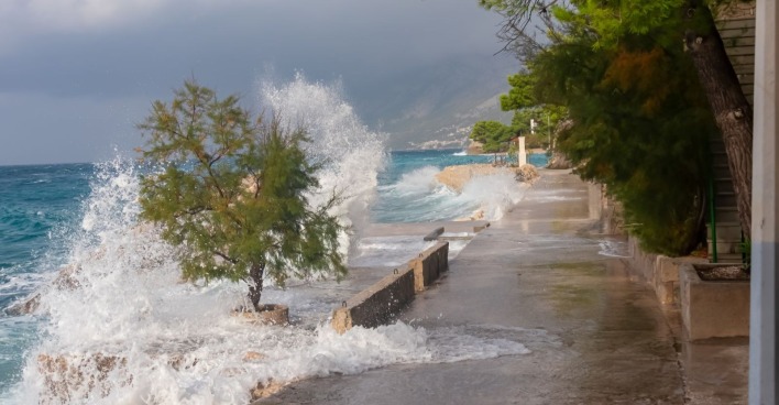 Unwetterwarnung Adria Küste Kroatien Sturm Gewitter hohe Wellen Schäden