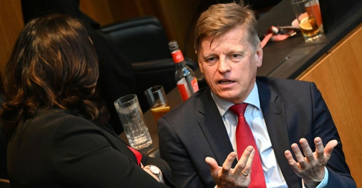 Veit Dengler spricht im Parlament und kritisiert Parteienförderung während Budgetdebatte in Österreich