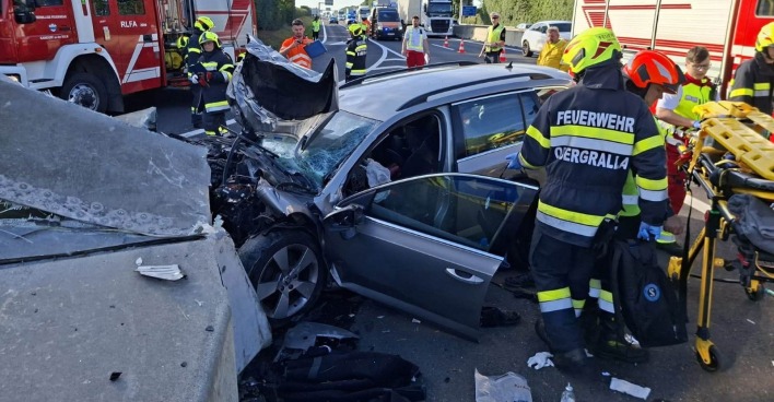 Einsatzfahrzeuge der Feuerwehr stehen auf der abgesperrten Pyhrn Autobahn A9
