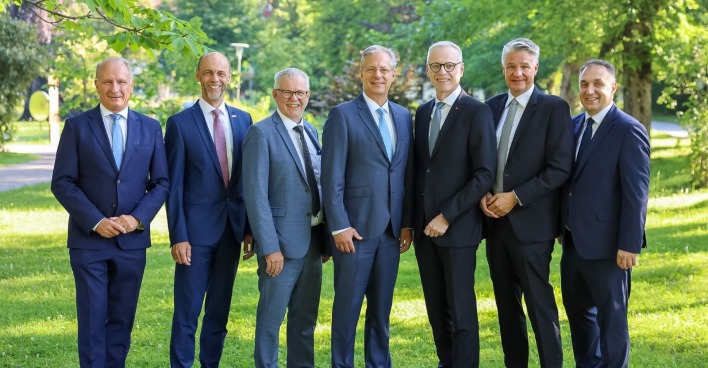 Gruppenfoto der Vorstände der Vereinigung Österreichischer Länderversicherer bei der Tagung in Villach im Freien mit Fokus auf Hitze und steigende Unfallrisiken
