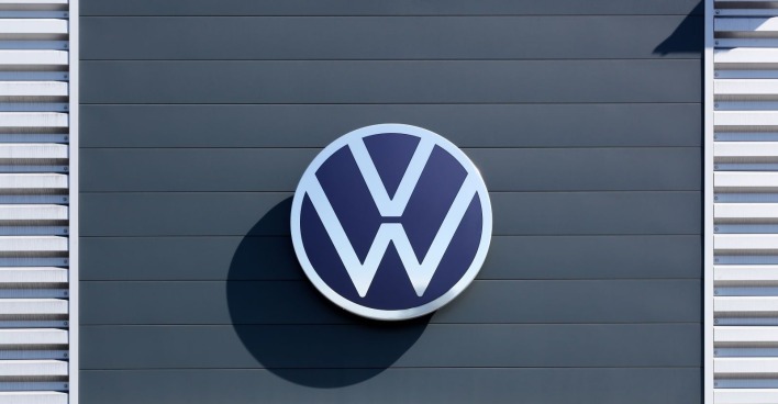 Volkswagen Logo an Gebäude, Symbolbild für Aussagen von VW-Chef Blume zu Werksschließungen, Jobs und Konzernstrategie