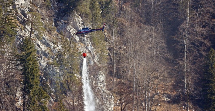 Polizeihubschrauber löscht Waldbrand im Pongau bei Werfen im steilen alpinen Gelände Sonderalarm