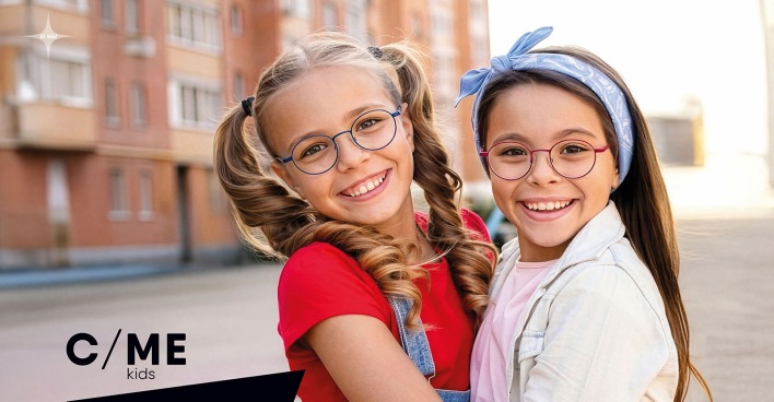 Zwei Mädchen die eine Brille tragen | Credit: Aigner United Optics