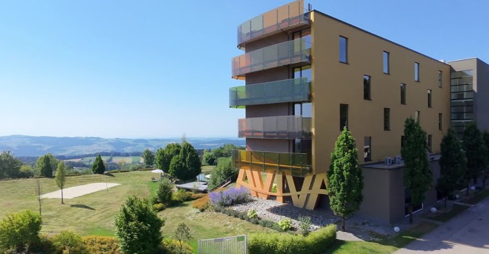 Hotel AVIVA vor idyllischer Landschaftskulisse | Credit: Hotel AVIVA****s make friends