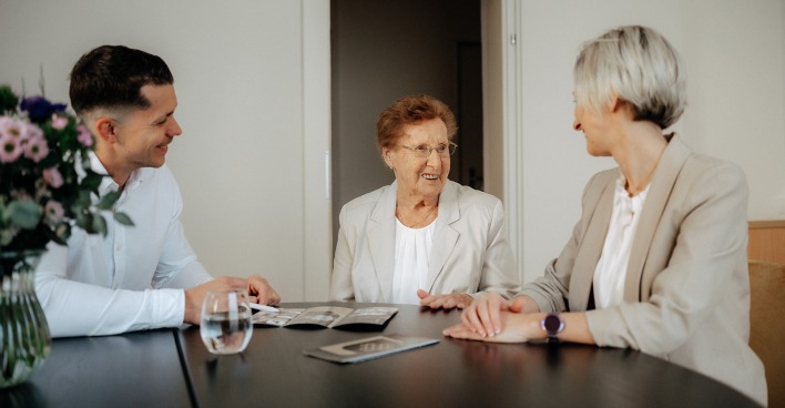 Betreuende mit einer Seniorin | Credit: Verena Kristin