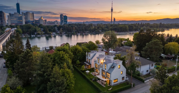 Idyllisch gelegene Häuser im Grünen mit Blick auf die Donau | Credit: Glorit Bausysteme