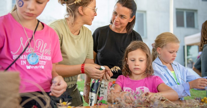 Betreuerinnen mit Kindern | Credit: Coen Kossmann