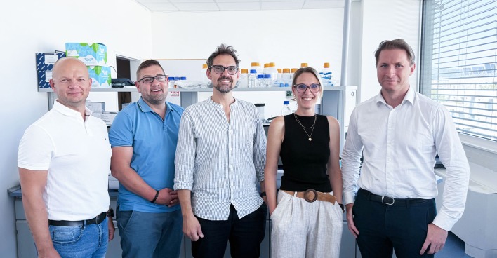 Raiffeisen Salzburg und das Diagnostiklabor FERAGEN gehen gemeinsame Wege: V.l.n.r.: Bernhard Wimmer (Raiffeisen Salzburg), Thomas Heinzmann, Michael und Anja Geretschläger (alle FERAGEN), Bernhard Tomasi (Raiffeisen Salzburg) | Credit: RVS