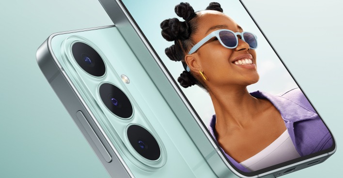 Junge Frau mit modernem Smartphone | Credit: Samsung