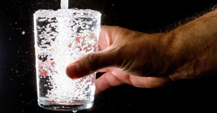 Wiener Leitungswasser fließt aus dem Wasserhahn in ein Glas – ab 2027 steigen die Gebühren für Wasser in Wien.