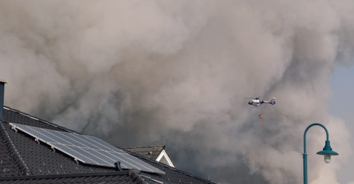 Löschhubschrauber über dem Großbrand im Föhrenwald in St. Egyden am Steinfeld