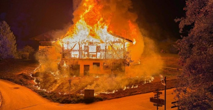 Großbrand in St. Veit im Pongau: Ehemaliger Stall steht in der Nacht in Vollbrand.