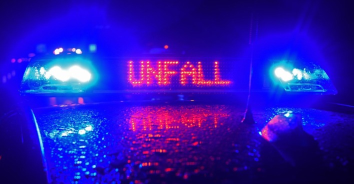Unfall auf der B36 in Zwettl – Blaulicht eines Einsatzfahrzeugs bei nächtlichem Rettungseinsatz