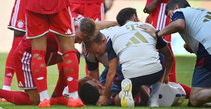Absencen: Jamal Musiala wird nach einem Zusammenbruch auf dem Fußballplatz medizinisch versorgt.