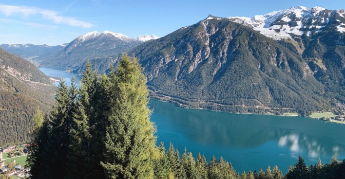 Achensee in Tirol mit Berglandschaft – hier ist ein Zwölfjähriger bei einer Wanderung über felsiges Gelände abgestürzt.