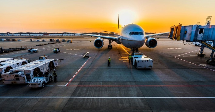 Flugzeug auf einem Flughafen – der Ätna-Ausbruch auf Sizilien führt zu zahlreichen Flugausfällen und Beeinträchtigungen im Flugverkehr.