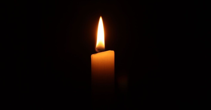 Brennende Kerze als Symbol der Trauer nach dem Tod von Allan Nascimento.