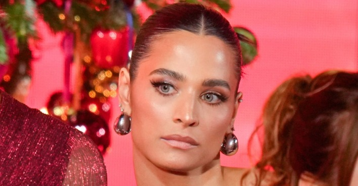 Amira Aly bei einem öffentlichen Auftritt vor festlicher Kulisse./ Amira Aly hat sich die Kamera für die Sonnenfinsternis selbst gebastelt ohne Brille