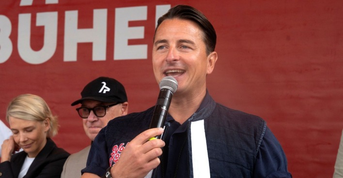 Andreas Gabalier mit Mikrofon vor seinem Auftritt in Kitzbühel.