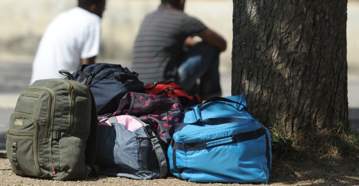 Gepäck von Migranten neben einem Baum als Symbolbild für Asyl und Migration in Österreich.