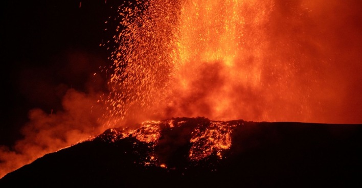 Aktiver Ätna auf Sizilien mit glühender Lava und Asche bei Nacht.