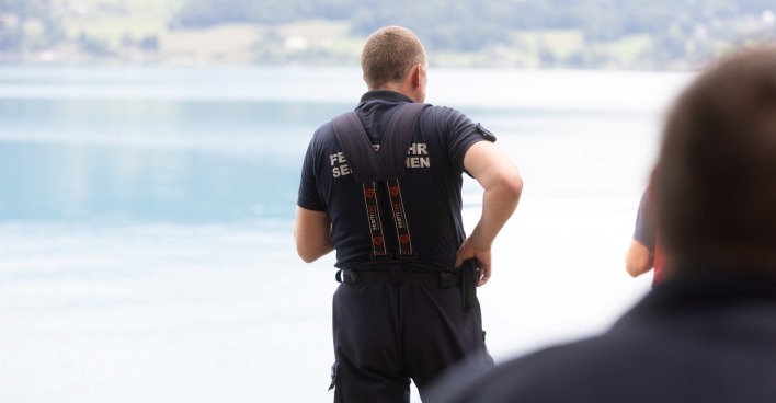 Flugzeugabsturz am Attersee: Einsatzboote der Wasserrettung und Feuerwehr sowie Polizeihubschrauber bei der fieberhaften Suchaktion auf dem Attersee im Bereich Steinbach.