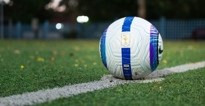 Fußball auf einem Spielfeld als Themenbild für die Strafverifizierung eines Matches von Austria Klagenfurt