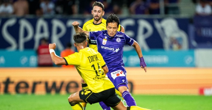 Austria Wien gegen Beitar Jerusalem: Taeseok Lee im Duell mit Roey Elimelech
