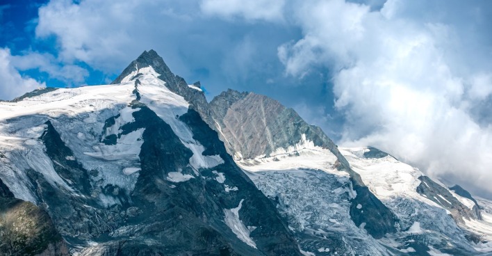 Großglockner mit Gletscher und Felsgipfeln, wo eine Auseinandersetzung mit einem Bergführer für Aufregung sorgt.