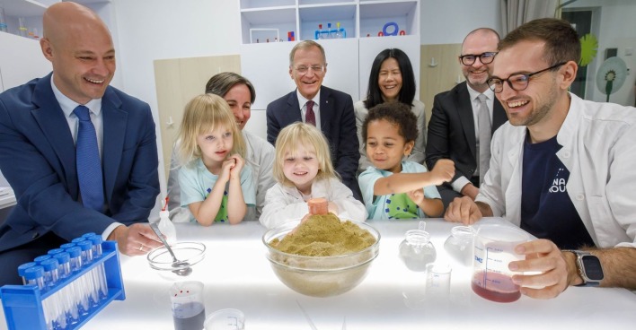 Martin Hajart, Obmann des DynaSprouts-Betreibers Familienbund Oberösterreich, Pädagogin Jasmin Öhner, DynaSprouts-Gesamtleitung, Thomas Stelzer, Landeshauptmann von Oberösterreich, Dynatrace-Mitgründerin Sok-Kheng Taing, der Linzer Bürgermeister Dietmar Prammer und Moritz König, STEAM-Koordinator von DynaSprouts, bei einem Experiment im DynaSprouts-Labor mit Kindern, die den Kindergarten und die Krabbelstube besuchen.