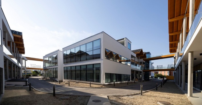neue Bürogebäude vor blauem Himmel
