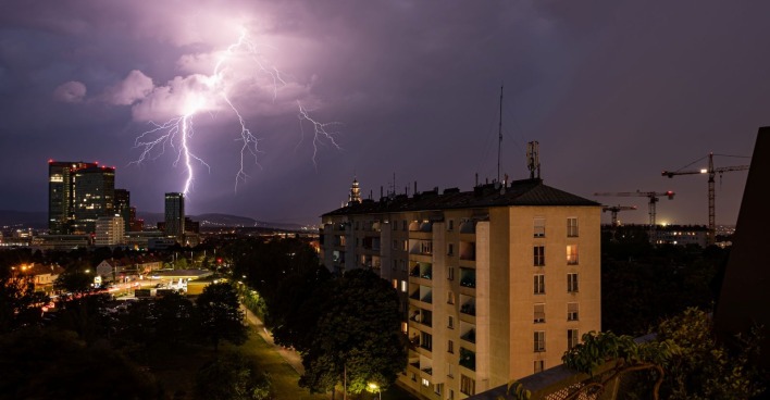 Blitzeinschlag über Wien bei Nacht während eines Gewitters