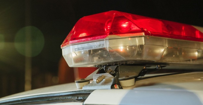 Blaulicht eines Einsatzfahrzeugs nach tödlichem Brand in einem Krankenhaus in Islamabad