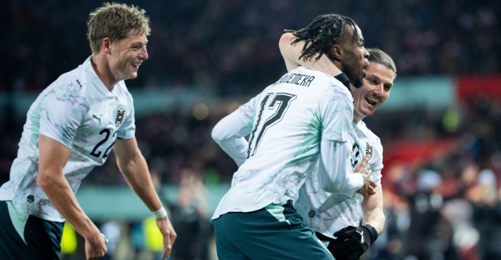 Carney Chukwuemeka jubelt mit Alexander Prass und Marcel Sabitzer nach seinem Tor im ÖFB-Trikot.