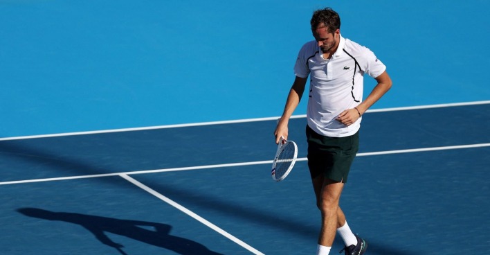 Daniil Medwedew steht verärgert auf dem Tennisplatz in Cincinnati