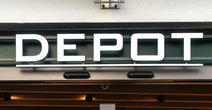 Schild einer Depot-Filiale