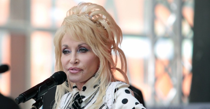 Dolly Parton Todesursache steht fest: Dolly Parton steht bei einem Auftritt vor einem Mikrofon.