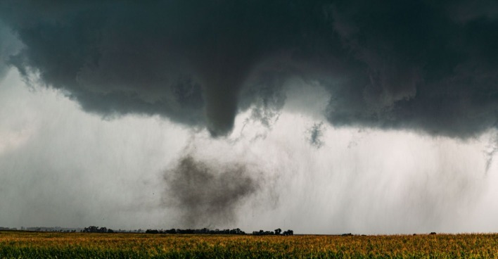 Aus Wolken bildet sich ein Tornado.
