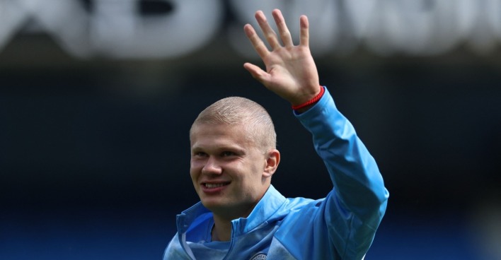 Erling Haaland hat seine langen blonden Haare abrasiert und trägt jetzt einen Buzz Cut.
