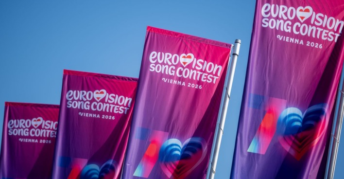 ESC-Fahnen des Eurovision Song Contest 2026 in Wien vor blauem Himmel/ESC überrascht mit neuen Regeln